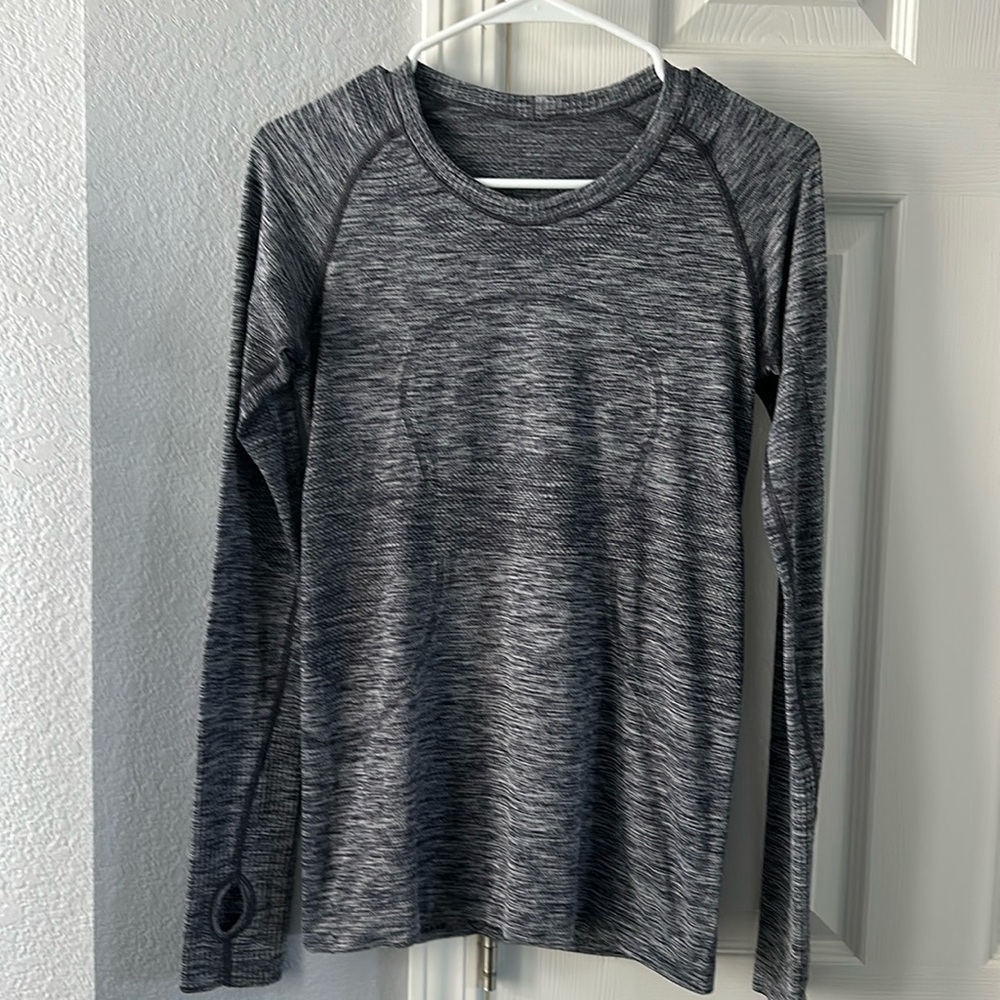 $7 SALE! EUC Lululemon long sleeve lightweight top sz 6(?)